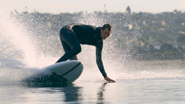 Carving turn on a LIND electric surfboard